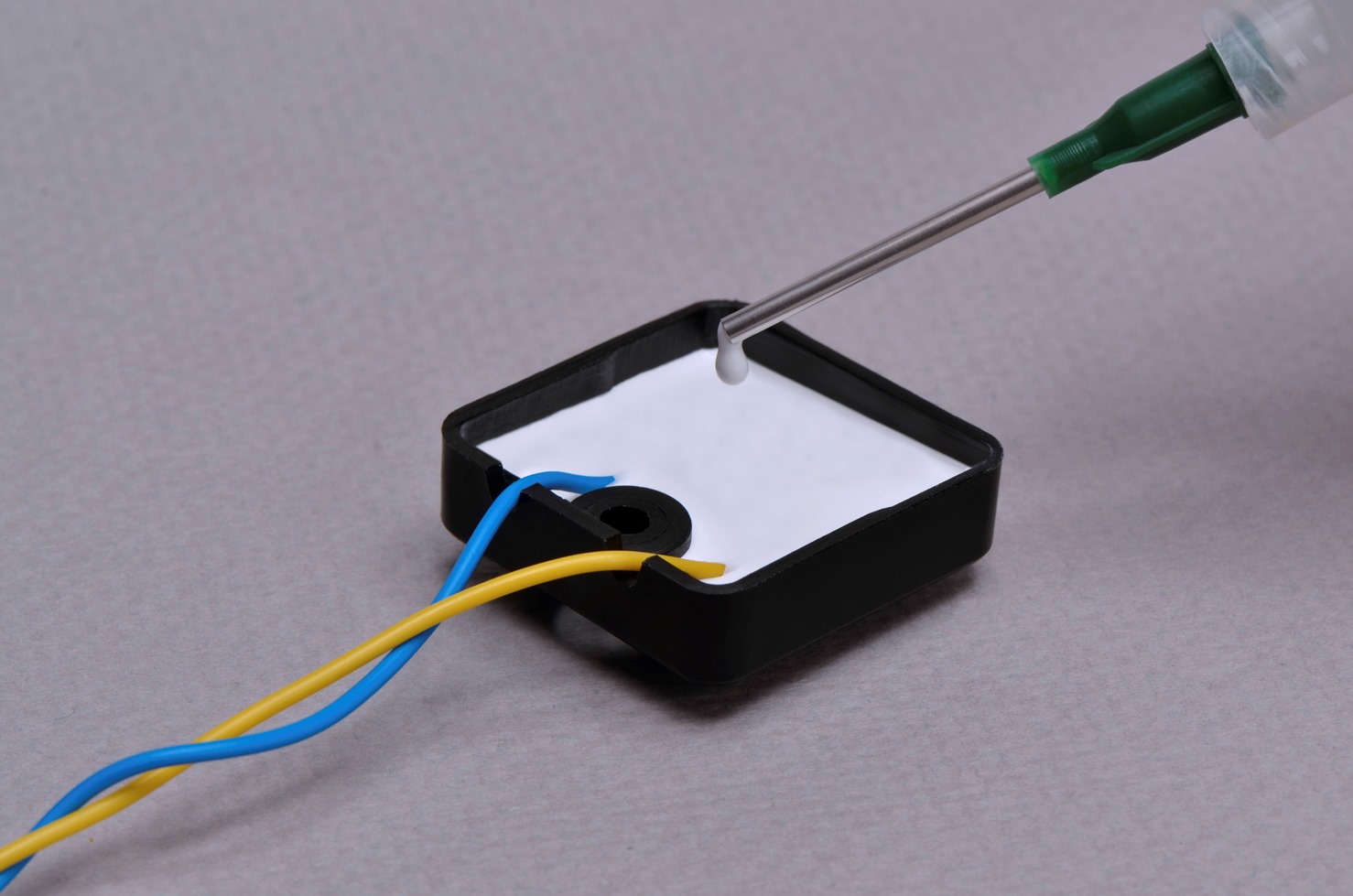 Подкладочный компаунд для банок. Силиконовый компаунд для электроники. Компаунд заливочный для распаечных коробок. Компаунд для электроники теплопроводящий. Компаунд для распаечных коробок.